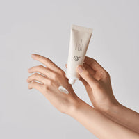 Aplicando el protector solar Beauty of Joseon en la mano