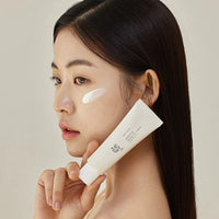 Modelo aplicando Beauty of Joseon Relief Sun en el rostro